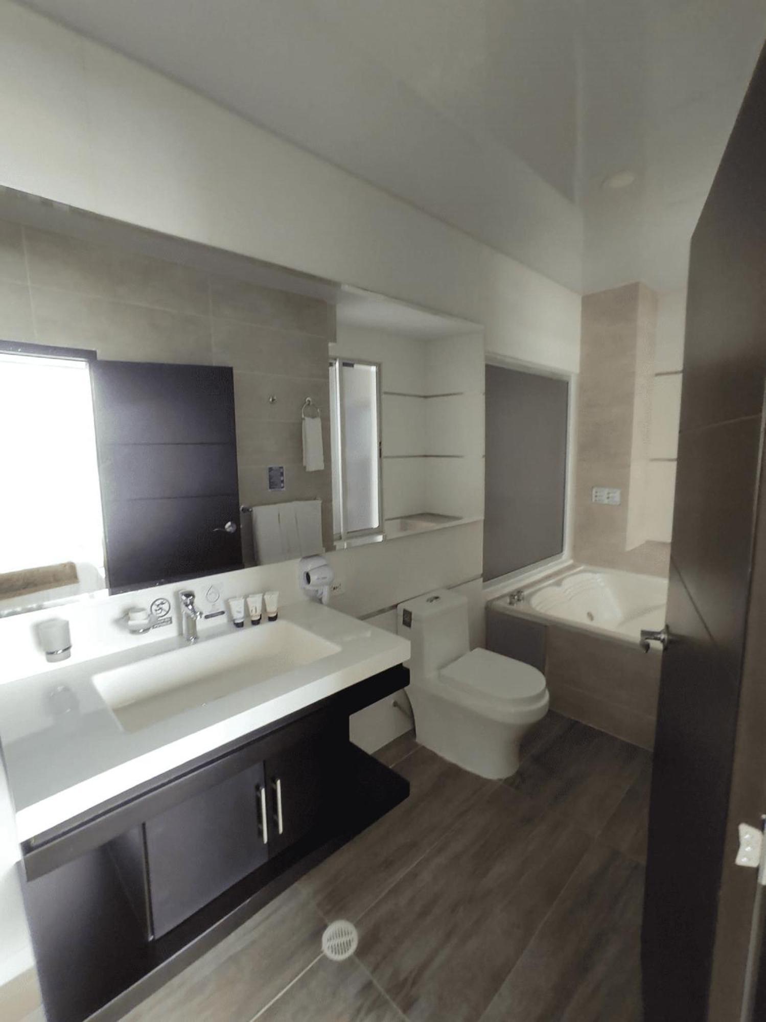 Hotel Andinos Plaza Florencia Florencia  Exteriör bild